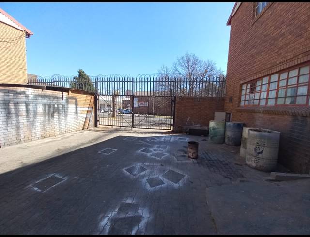 300M² WAREHOUSE TO LET IN TROYEVILLE